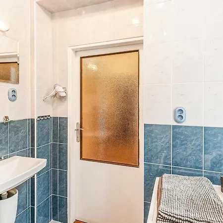 One-bedroom In 7 Apartment *