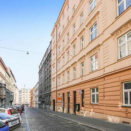 One-bedroom In 7 Apartment *