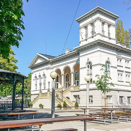 One-bedroom In 7 Apartment